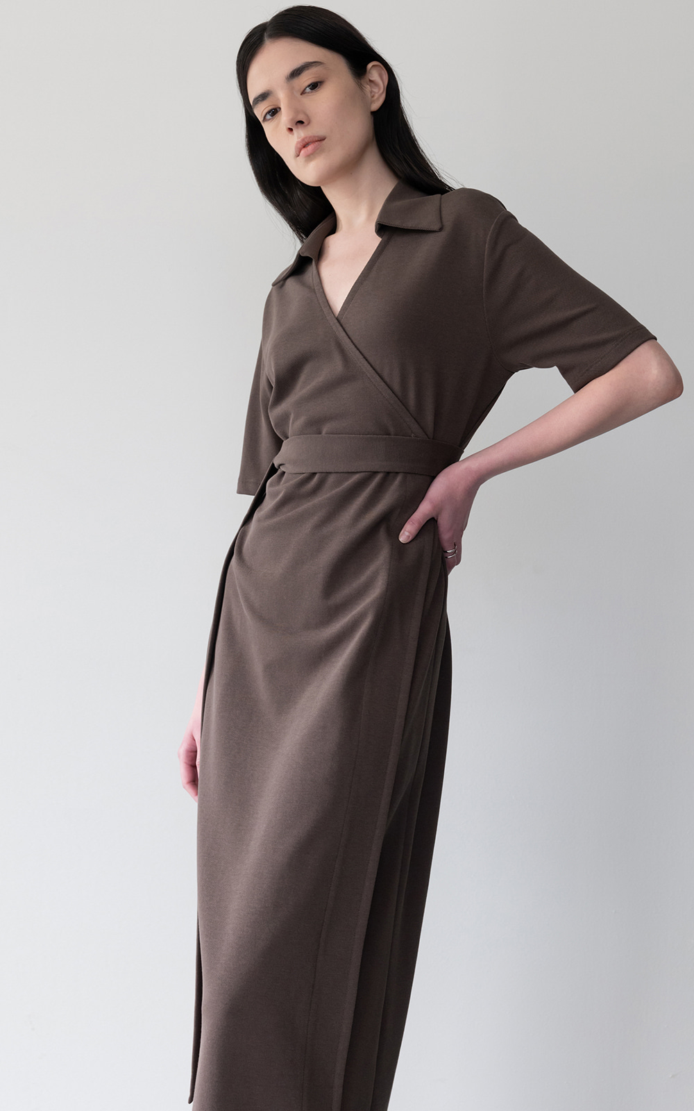 CO BELTED WRAP DRESS_BROWN